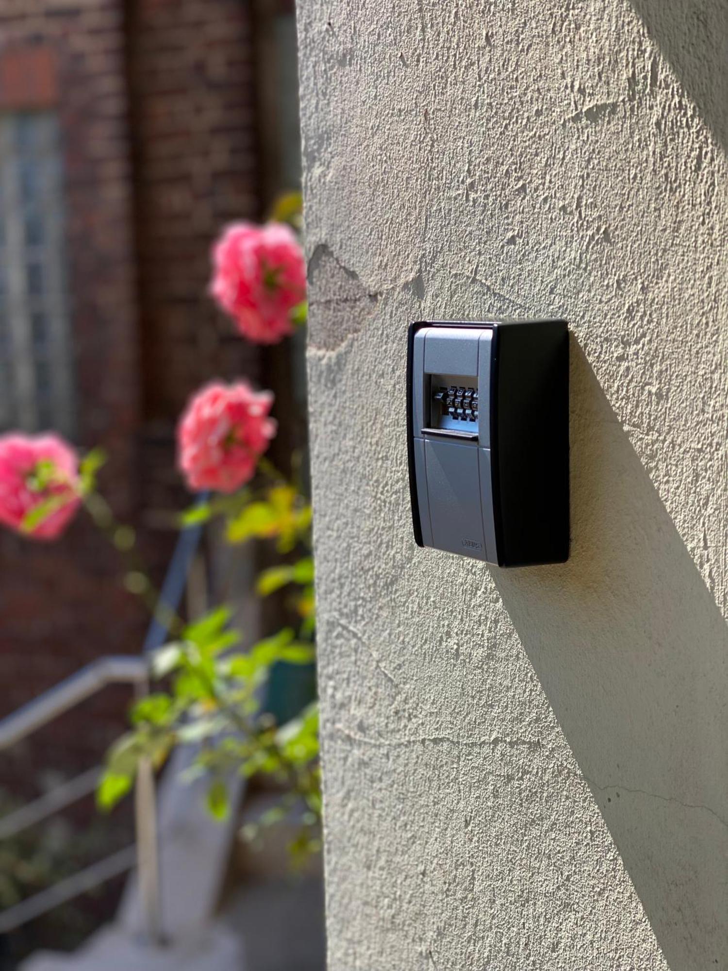 2 Rooms, Free Parking, 25 Min To Duesseldorf, 150 Mbps Wlan Duisburg Exterior photo